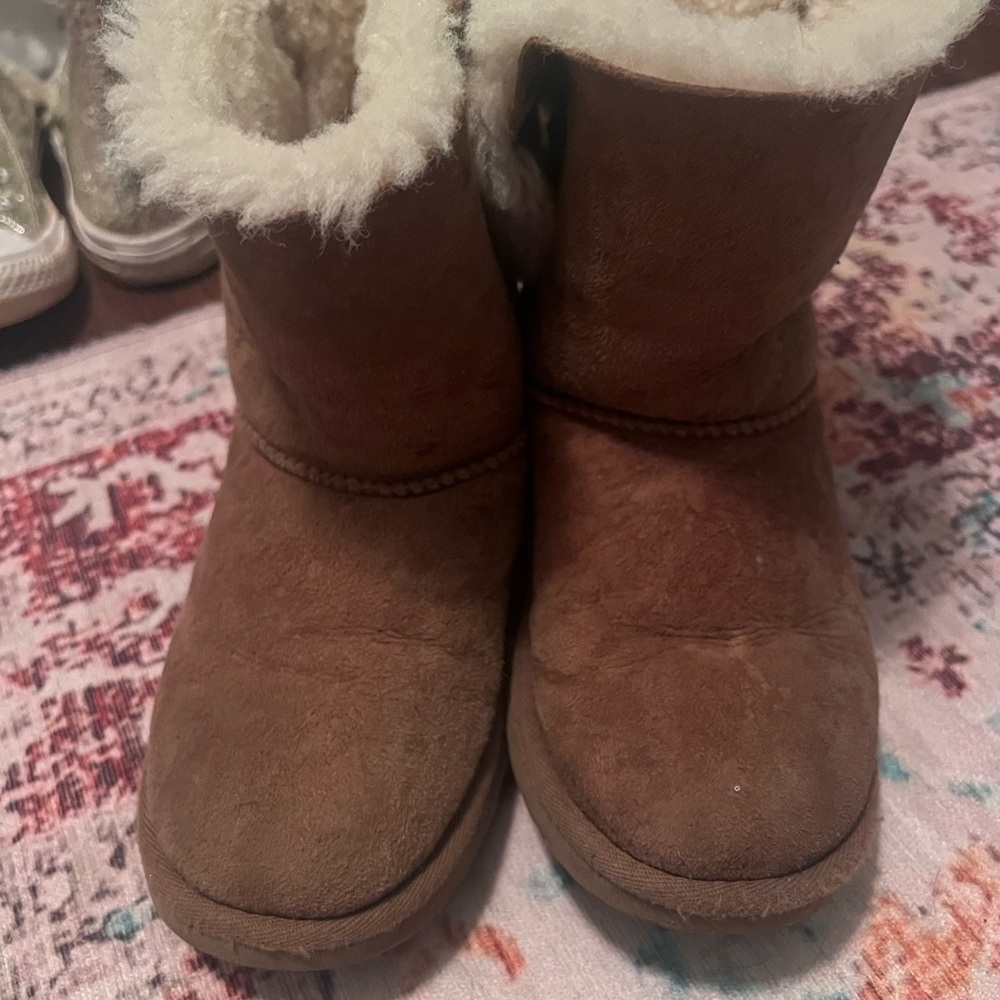 Kids uggs. - Picture 2 of 3